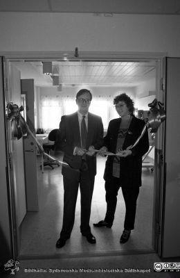 Barnhjärtkirurgiska kliniken invigs
Lasarettsfotograferna i Lund, pärm S/V Neg. 1993. Januari 1993. Sjukvårdsdistriktet ordförande Benny Jönsson klipper bandeet tillsammans med okänd medhjälpare. Från negativ
Nyckelord: Lasarettet;Lund;Universitetssjukhuset;USiL;Barn;Pediatrisk;Klinik;Kirurgi