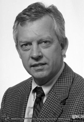  Professor Dag Lundberg, chefläkare
Pärm S/V Neg. 1995. Professor Dag Lundberg, Anestesi- och intensivvårdskliniken i Lund. Chefläkare. Från negativ.
Nyckelord: Lasarettet;Lund;Universitetssjukhuset;USiL;Anestesi;Narkos;Klinik;Intensivvård;Direktion