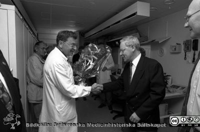Invigning av ny angiografiverksamhet på röntgenavdelningen i Lund 1995
Lasarettsfotograferna i Lund,  pärm S/V Neg. 1995. 52. Professsor Björn Jonson överräcker en stor blomsterbukett till öveläkaren docent Sven Laurin. 19/5-95. Från negativ
Nyckelord: Lasarettet;Lund;Universitetssjukhuset;USiL;Invigning;Röntgen;Rtg;Angiografisk;Avdelning