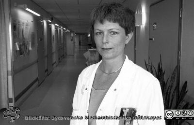 Arbetsterapeut Birgitta Ekelund
Lasarettsfotograferna i Lund,  pärm S/V Neg. 1995. 57. Neurokirurgiska kliniken, avdelning 26. Från negativ
Nyckelord: Lasarettet;Lund;Universitetssjukhuset;USiL;Arbetsterapeut;Neurokirurgisk;Klinik;Arbetsterapi