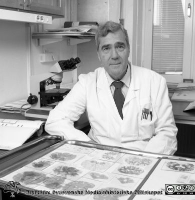 Professor Arne Brun
Lasarettsfotograferna i Lund,  pärm S/V Neg. 1995. 64. Internationellt känd neuropatolog. Definierade sjukdomen frontallobsdemens tillsammans med professor Lars Gustafson. Från negativ
Nyckelord: Lasarettet;Lund;Universitetssjukhuset;USiL;Klinisk;Patologi;Demens;Frontallobsdemens;CNS