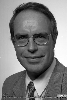 Professor Holger Pettersson, röntgenolog
Lasarettsfotograferna i Lund,  pärm S/V Neg. 1995. 66. Avdelningen för diagnostisk radiologi.  Från negativ.
Nyckelord: Lasarettet;Lund;Universitetssjukhuset;USiL;Röntgen;Rtg;Radiologi;Diagnostisk;Avdelning