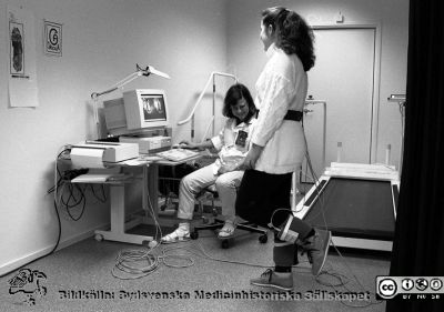 Ortopedtekniska verkstaden 1995
Lasarettsfotograferna i Lund,  pärm S/V Neg. 1995. 80. Ort. verkst. Rimligen utrusntning för analys av gångfunktion. Från negativ.
Nyckelord: Lasarettet;Lund;Universitetssjukhuset;USiL;Ortopedisk;Teknik;Verkstad;Analys;Gång;Laboratorium