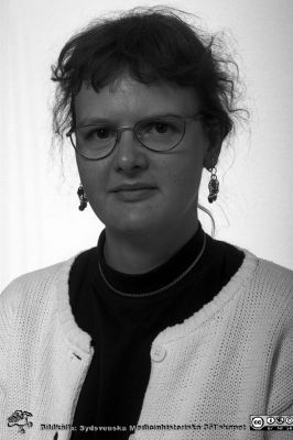 Görel Svensson. Bibliotekarie och dokumentalist
Lasarettsfotograferna i Lund,  pärm S/V Neg. 1995. 85. Yrkes- och miljömedicinska kliniken. 95-09-27. Från negativ.
Nyckelord: Lasarettet;Lund;Universitetssjukhuset;USiL;Yrkes- och Miljömedicinsk;Klinik;Bibliotekarie;Dokumentalist;Administration