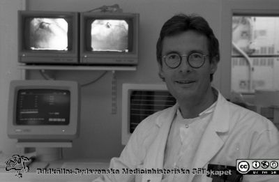 Anders Lundin 1995, röntgenolog
Lasarettsfotograferna i Lund,  pärm S/V Neg. 1995. 89. Från negativ.
Nyckelord: Lasarettet;Lund;Universitetssjukhuset;USiL;Röntgendiagnostiska;Avdelningen;Rtg;Radiolgisk