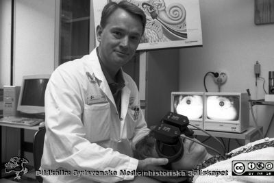 Måns Magnusson
Lasarettsfotograferna i Lund,  pärm S/V Neg. 1995. 78. Docent, öronläkare; yrsel- och balansforskare. Apparturen visar ögonrörelser vid yrsel- och balansstudier. 95-11-13. Från negativ.
Nyckelord: Lasarettet;Lund;USiL;Universitetssjukhuset;_Öron;Klinik;_ÖNH;Balans;Vertigo;Yrsel