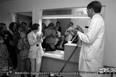 Neurokirurgen Bertil Romner vid Invigning på neurologiska intensivvårdsavdelningen (NIVA)
Lasarettsfotograferna i Lund,  pärm S/V Neg. 1996. 7. Invigning på neurologiska intensivvårdsavdelningen (NIVA). 96. Neurokirurgen docent (senare professor) Bertil Romner hälsar allmänheten välkommen på en visning. Från negativ.
Nyckelord: Lasarettet;Lund;Universitetssjukhuset;USiL;Neurokirurgisk;Neurologisk;Klinik;Intensivvård