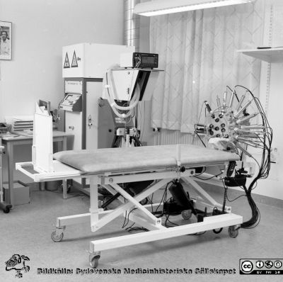 Jarl Risbergs apparat för mätning av cerebralt blodflöde
Lasarettsfotograferna i Lund,  pärm S/V Neg. 1996. Omärkt bild. Jarl Risbergs apparat för mätning av cerebralt blodflöde, här i normslt läge. Den gick att fälla upp också, för provning av ortostatisk reaktion. Se också bild SMHS14194, SMHS14195, USiLx-1651 och USiLx-1316.Från negativ.
Nyckelord: Lasarettet;Lund;Universitetssjukhuset;USiL;Laboratorium;Cerebralt;Blodflöde;CBF;Mätning