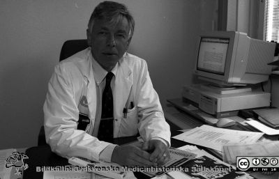 Kirurgöverläkaren, docent Jan Hedenbro
Lasarettsfotograferna i Lund,  pärm  Sv/v Neg, 1996.35, 96. Från negativ
Nyckelord: Lasarettet;Lund;Universitetssjukhuset;USiL;Klinik;Kirurgisk