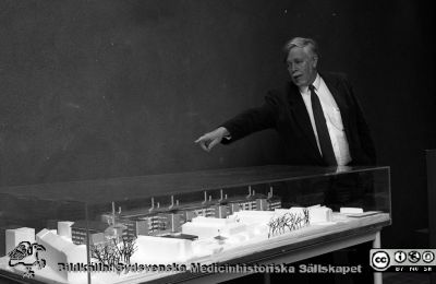 Professor Per Belfrage 1996
Lasarettsfotograferna i Lund,  pärm  Sv/v Neg, 1996. 39, 96. Dekanus Per Belfrage på Wallenberg Neurcentrum vid en modell av det blivande Biomedicinskt Centrum (BMC). Från negativ
Nyckelord: Lasarettet;Lund;Universitetssjukhuset;USiL;BMC;Medicinsk;Fakultet;Ledning;Administration;Arkitektmodell;Laboratorium;Forskning