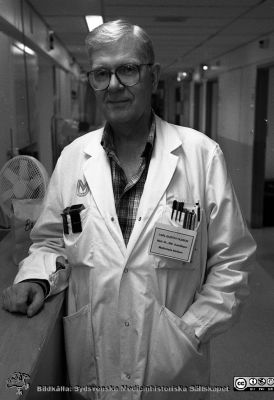 Docent Carl-Gustav Olsson, medicinska kliniken 1996
Lasarettsfotograferna i Lund,  pärm  Sv/v Neg, 1996. 42, 96. Docent Carl-Gustav Olsson, Med.Dr., biträdande överläkare. Medicinska kliniken. Från negativ
Nyckelord: Lasarettet;Lund;Universitetssjukhuset;USiL;Internmedicinsk;Klinik;Akutmottagning