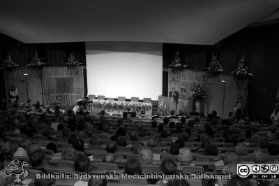 Fernströmssymposium i aulan på Forskningens Dag 1996
Lasarettsfotograferna i Lund,  pärm  Sv/v Neg, 1996. 56, 96. Dekanus Per Belfrage i talarstolen. Från negativ.
Nyckelord: Lasarettet;Lund;Forskning;Forskningens Dag;Universitetssjukhuset;USiL;Möte;Symposium