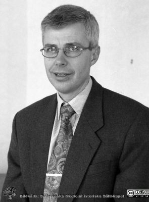  Lars Kristensson , biträdande sjukvårdsdirektör, 1997
Lasarettsfotograferna i Lund,  pärm  Sv/v Neg, 1997. 10, 97. Från negativ.
Nyckelord: Lasarettet;Lund;Universitetssjukhuset;USiL;Administration;Direktör