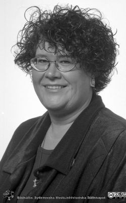 Sjukhusdirektionens ordförande, landstingspolitikern Britt-Marie Lundqvist
Lasarettsfotograferna i Lund,  pärm  Sv/v Neg, 1997. 14, 97. Från negativ.
Nyckelord: Lasarettet;Lund;Universitetssjukhuset;USiL;Administration;Direktion;Ordförande;Chef