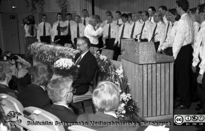 Forskningens dag 971105
Lasarettsfotograferna i Lund,  pärm  Sv/v Neg, 1997.31, 97. Forskningens dag 971105. Professor Arne Holmgren har tagit emot Ferströms Nordiska Pris och hyllas av Lunds Studentsångare under Jan-Åke Larsson. Från skadat negativ.
Nyckelord: Lasarettet;Lund;Universitetssjukhuset;USiL;Forskningens Dag;Fernström;Pristagare