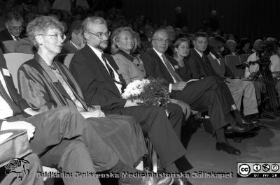 Forskningens dag 971105
Lasarettsfotograferna i Lund,  pärm  Sv/v Neg, 1997. 31, 97. Forskningens dag 971105. Årets mottagare av Fenströms Nordiska Pris, professor Arne Holmgren, sitter vid Elisabeth Edholm Fernströms högra sida Per Edholm sitter på hennes vänstra. Från negativ.
Nyckelord: Lasarettet;Lund;Universitetssjukhuset;USiL;Forskningens Dag;Fernström;Pristagare