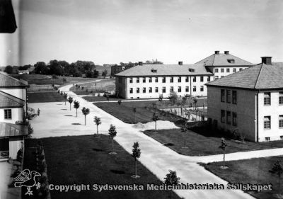 Vipeholms sjukhus. Promenadgård och manliga paviljonger
Vipeholm exteriöt. Foto Omonterat. Paviljong D, inflyttningsklar 1935, samma år som sjukhuset startade. - Bättre version av denna bild: SMHS1632, avsedd att sättas på Kulturens databas Carlotta.
Nyckelord: Vipeholm;Foto;Omonterat;Kapsel 15;1930-talet