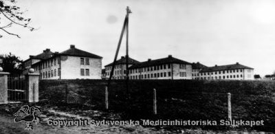 Vipeholms sjukhus. Tillfarten från söder, sannolikt på 1930-talet.
Sjukhusets tillfart från söder. Rimligen 1930-talet. Foto, troligen av rastrerad förlaga Omonterat
Nyckelord: Vipeholm;Exteriört;Kapsel 15;Omonterat