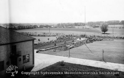 Utsikt mot sydväst, mot Lundaslätten
Vipeholm exteriört. Utsikt mot sydväst, ut över den stensatta parkgången och bort mot lundaslätten. Administrationsbyggnaden till vänster. Foto Omonterat
Nyckelord: Omonterat;Foto;Foto;Kapsel 15