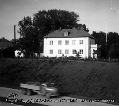 Överläkarvillan från väster, efter motorvägsbygget
Vipeholm exteriört. Överläkarvillan efter motorvägsbygget, dvs tidigast mitten på 1950-talet. Foto Omonterat
Nyckelord: Omonterat;Foto;Foto;Vipeholm;Kapsel 15;Överläkarvillan;Motorväg