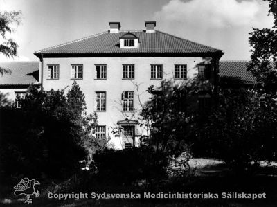 Mittdelen av en paviljong för män
Vipeholm exteriört. Kasern för män. Foto i mitten på 1900-talet, omonterat
Nyckelord: Kapsel 15;Vipeholm;Exteriört;Paviljong;Män;Kasern;Manlig;Foto;Omonterat