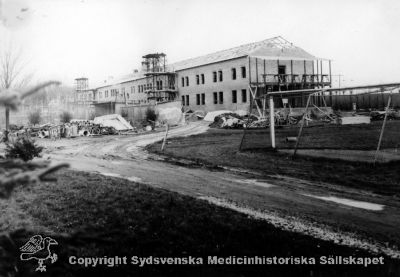 Ny kvinnlig paviljong under byggnad.
Vipeholm exteriört. NK - Paviljongen (kvinnlig) under byggnad, 1936-1937. Foto Omonterat
Nyckelord: Vipeholm;Externt;Kapsel 15;Kvinnlig;1960-talet;Paviljong;Foto;Omonterat