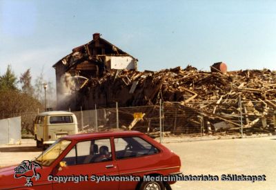 En gammal paviljong rivs år 1980
Vipeholm exteriört. Paviljong A rivs år 1980. Foto, omonterat
Nyckelord: Vipeholm;Exteriört;Paviljong;Rivning;Foto;Omonterat;Kapsel 15;1980