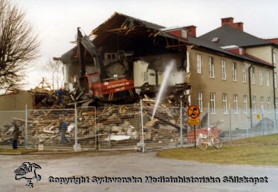 En gammal paviljong rivs år 1980
Vipeholm exteriört. Paviljong B (?) rivs år 1980. Foto, omonterat
Nyckelord: Vipeholm;Exteriört;Paviljong;Rivning;Foto;Omonterat;Kapsel 15;1980