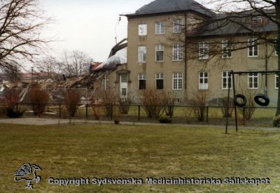 En gammal paviljong rivs år 1980
Vipeholm exteriört. Paviljong B (?) rivs år 1980. Foto, omonterat
Nyckelord: Vipeholm;Exteriört;Paviljong;Rivning;Foto;Omonterat;Kapsel 15;1980