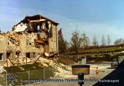 En gammal paviljong rivs år 1980
Vipeholm exteriört. Paviljong A rivs år 1980. Foto, omonterat
Nyckelord: Vipeholm;Exteriört;Paviljong;Rivning;Foto;Omonterat;Kapsel 15;1980