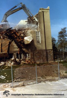 En gammal paviljong rivs år 1980
Vipeholm exteriört. Paviljong A rivs år 1980. Foto, omonterat
Nyckelord: Vipeholm;Exteriört;Paviljong;Foto;Omonterat;Rivning;Kapsel 15;1980