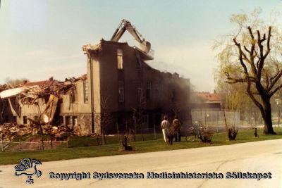 En gammal paviljong rivs år 1980
Vipeholm exteriört. Paviljong A rivs år 1980. Foto, omonterat
Nyckelord: Vipeholm;Exteriört;Paviljong;Rivning;Foto;Omonterat;Kapsel 15;1980