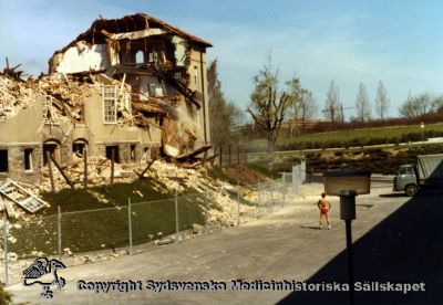 En gammal paviljong rivs år 1980
Vipeholm exteriört. Paviljong A rivs år 1980. Foto, omonterat
Nyckelord: Vipeholm;Exteriört;Paviljong;Rivning;Foto;Omonterat;Kapsel 15