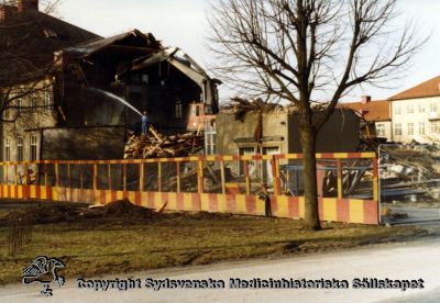 En gammal paviljong rivs år 1980
Vipeholm exteriört. Paviljong rivs år 1980. Foto, omonterat
Nyckelord: Vipeholm;Exteriört;Paviljong;Rivning;Foto;Omonterat;Kapsel 15;1980