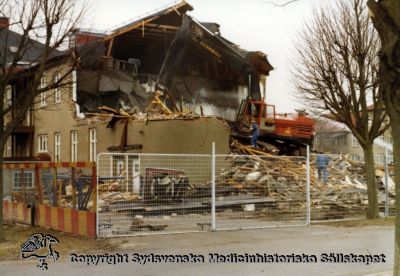 En gammal paviljong rivs år 1980
Vipeholm exteriört. Paviljong rivs år 1980. Foto, omonterat
Nyckelord: Vipeholm;Exteriört;Rivning;Foto;Omonterat;Kapsel 15;1980