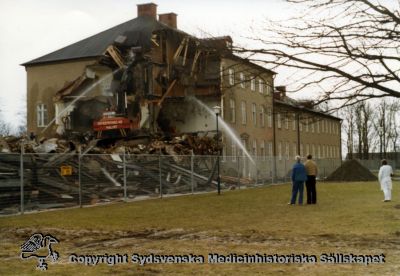 En gammal paviljong rivs år 1980
Vipeholm exteriört. Paviljong B (?) rivs år 1980. Foto, omonterat
Nyckelord: Vipeholm;Exteriört;Paviljong;Rivning;Foto;Omonterat;Kapsel 15;1980