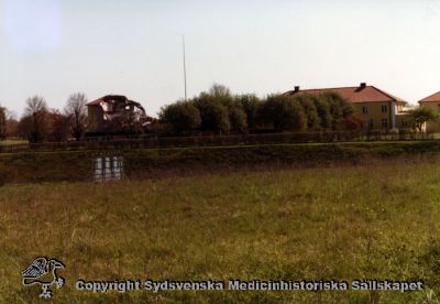 En gammal paviljong rivs år 1980
Vipeholm exteriört. Rivning av paviljong A 1980, sett från väster om motorvägen. Foto, omonterat
Nyckelord: Vipeholm;Exteriört;Rivning;Paviljong;Foto;Omonterat;Kapsel 15;1980