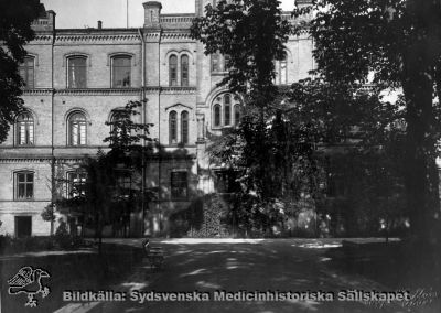 Ögonkliniken i Lund på södra lasarettsområdet, i mitten på 1920-talet
Ögonkliniken i Lund, sydfasaden. Foto Alfr. Hagblom, Lund i mitten på 1920-talet till ett fotoalbum för professor Gustaf Ahlström när han pensionerades år 1927.
Nyckelord: Ögon;Ögonklinik;Oftalmologi;Oftalmiatrik;Lund;Lasarett;Södra;Område;