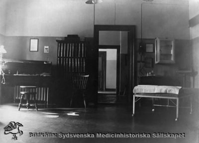 Ögonkliniken i Lund på södra lasarettsområdet i mitten på 1920-talet
Ett ögonundersökningsrum (troligen professorns). Foto Alfr. Hagblom, Lund i mitten på 1920-talet till ett fotoalbum för professor Gustaf Ahlström när han pensionerades år 1927.
Nyckelord: Ögon;Ögonklinik;Oftalmologi;Oftalmiatrik;Lund;Lasarett;Södra;Område;