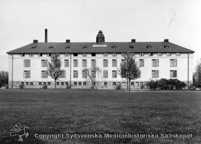 Fasad åt väster på en paviljong, Vipeholms sjukhus
Vipeholm exteriört. Foto Omonterat
- Kanske paviljong A?. Huset revs år 1980. Foto i mitten av 1900-talet.
Nyckelord: Vipeholm;Paviljong;Exteriört;Paviljong;Kapsel 15;Foto;Omonterat