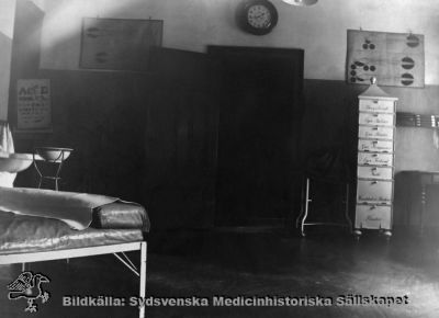 Ögonkliniken i Lund på södra lasarettsområdet i mitten på 1920-talet
Ett ögonundersökningsrum. Foto Alfr. Hagblom, Lund i mitten på 1920-talet till ett fotoalbum för professor Gustaf Ahlström när han pensionerades år 1927.
Nyckelord: Ögon;Ögonklinik;Oftalmologi;Oftalmiatrik;Lund;Lasarett;Södra;Område;