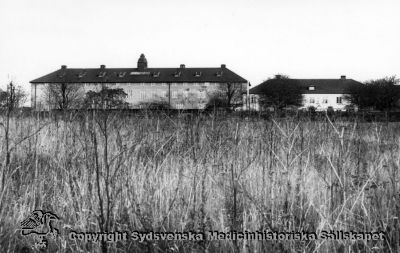 Vipeholms sjukhus från väster
Vipeholm exteriört. Paviljong A (?) och administrationsbyggnaden. Foto, omonterat
Nyckelord: Vipeholm;Kapsel 15;Foto;Omonterat;Exteriört