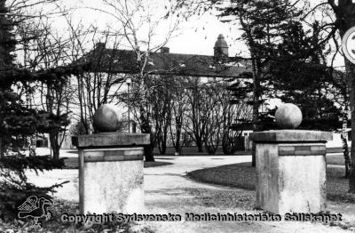 Vipeholms sjukhus från nordväst.
Vipeholm exteriört. Entré till sjukhuset, i områdets nordvästra hörn, vid Hardebergaspåret. Foto Omonterat
Nyckelord: Vipeholm;Kapsel 15;Exteriört;Foto;Omonterat;Paviljong;Entré;Nordväst