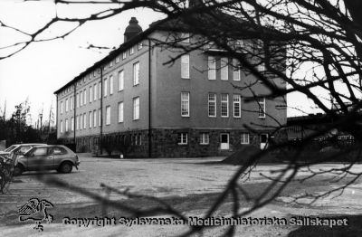 Vipeholms sjukhus. Paviljong A från sydväst. 
Vipeholm exteriört. Bilarna står vid administrationsbyggnadens österfasad, och ser ut att vara från slutet på 1900-talet. Foto Omonterat
Nyckelord: Vipeholm;Kapsel 15;Exteriört;Foto;Omonterat;Paviljong