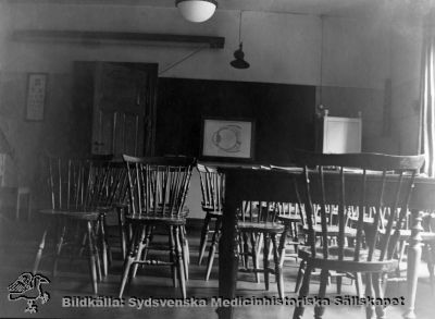 Ögonkliniken i Lund på södra lasarettsområdet i mitten på 1920-talet
Föreläsningssalen på ögonkliniken i Lund i mitten på 1920-talet. 
Foto Alfr. Hagblom, Lund för ett fotoalbum tillägnat professor Gustaf Ahlström när han pensionerades år 1927.
Nyckelord: Ögon;Ögonklinik;Oftalmologi;Oftalmiatrik;Lund;Lasarett;Södra;Område;