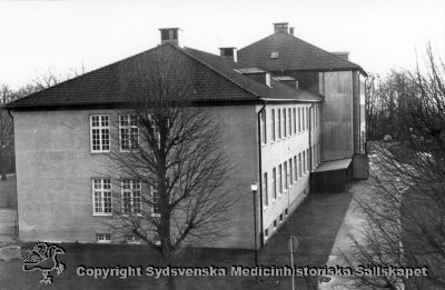 Vipeholms sjukhus, manlig paviljong
Vipeholm exteriört. Gavel på en av de manliga paviljongerna. Alléträdets storlek och hamling talar för att bilden är från sista fjärdedelen på 1900-talet. Foto Omonterat
Nyckelord: Vipeholm;Kapsel 15;Foto;Exteriört;Omonterat;Paviljong;Manlig