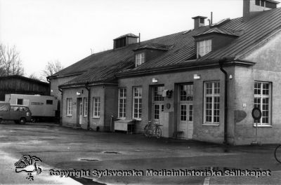 Vipeholms sjukhus. Ekonomibyggnad.
Vipeholm exteriört. Maskinhus? Volkswagen-pickup-bilen ser ut att vara från sista fjärdedelen av 1900-talet. Foto Omonterat
Nyckelord: Vipeholm;Kapsel 15;Foto;Omonterat;Exteriört;Maskinhus;Ekonomibyggnad