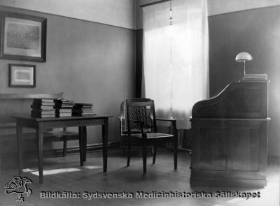 Ögonkliniken i Lund på södra lasarettsområdet i mitten på 1920-talet
Ett arbetsrum, rimligen professorns, på ögonkliniken i Lund  i mitten på 1920-talet.
Foto Alfr. Hagblom, Lund för ett fotoalbum tillägnat professor Gustaf Ahlström när han pensionerades år 1927.
Nyckelord: Ögon;Ögonklinik;Oftalmologi;Oftalmiatrik;Lund;Lasarett;Södra;Område;