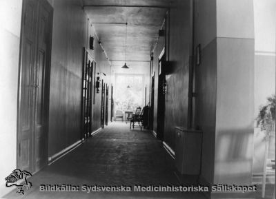 Ögonkliniken i Lund på södra lasarettsområdet i mitten på 1920-talet
Korridor på ögonkliniken i Lund i mitten på 1920-talet.
Foto Alfr. Hagblom, Lund för ett fotoalbum tillägnat professor Gustaf Ahlström när han pensionerades år 1927.
Nyckelord: Ögon;Ögonklinik;Oftalmologi;Oftalmiatrik;Lund;Lasarett;Södra;Område;