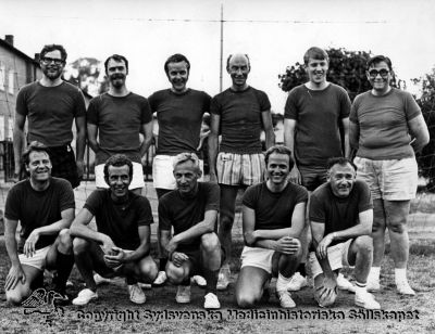 Fotbollslaget "De Skarpa Hjärnorna" 1974. 
Vipeholm Idrottsklubb. Från vänster, stående: Göran Ekstrand (ekon.-sekr.), Sven-Arne Sjöstrand (1:e personalass.), Olle Amylon (personalass.), Bertil Lindström (överläk.), Rolf Adolfsson (personalass.), Torsten Rhodin (intendent). Sittande från vänster: Jörgen Welleus (socialchef Malmöhus läns landst.), Bertil Nilsson (bemanningsass.), Nils-Erik Jönsson (maskinchef), Leif Olofsson (planeringssek.) och Sture Rayner (styresman och överläk). Laget nådde 4-4 mot Vipeholms damlag (som vann Damkorpen detta år).
Nyckelord: Kapsel 15;Omonterat;Fotboll;Idrott;Kapsel 15;1974
